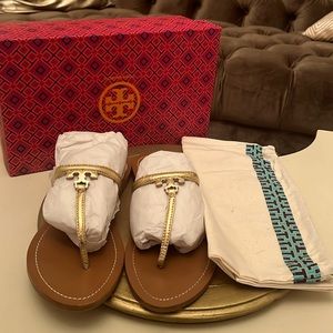 Tori Burch T logo flat thong metallic saffiano sandal size 8